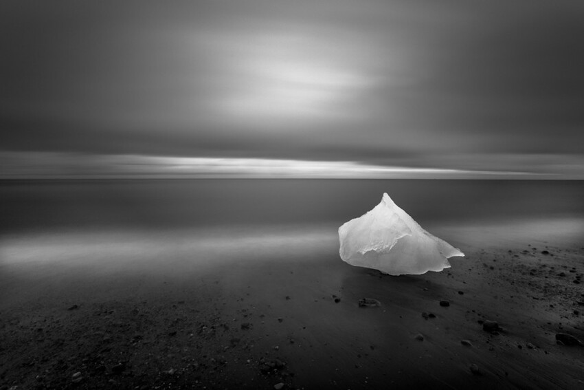 8. Кусок льда, отколовшийся от айсберга Brei amerkurjkull, лежит на восточном побережье Исландии