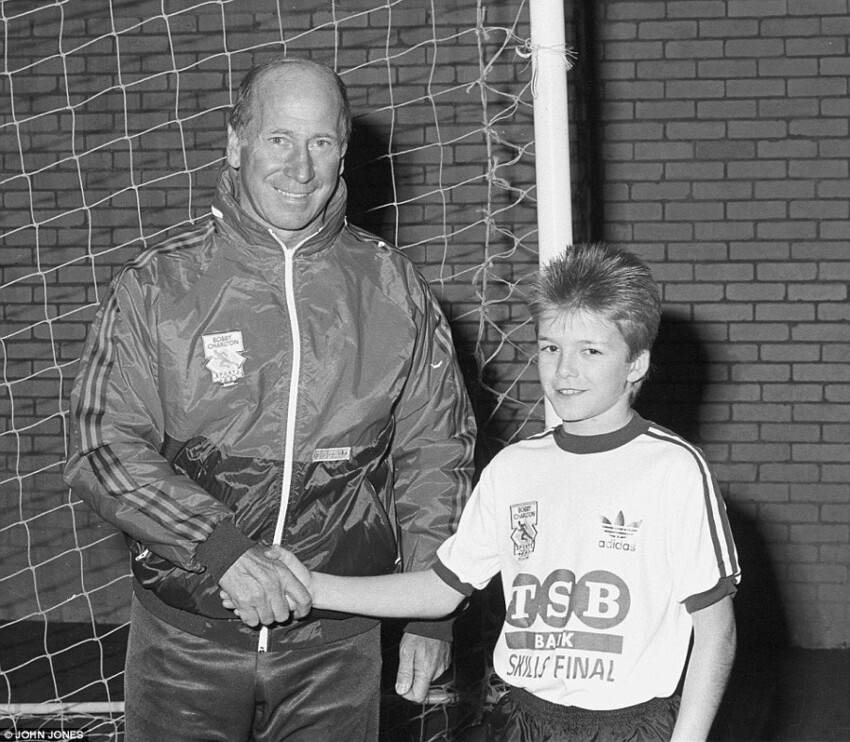 А на этом фото юный Бекхэм с Бобби Чарльтоном в академии футбола Манчестер Юнайтед в 1986 году