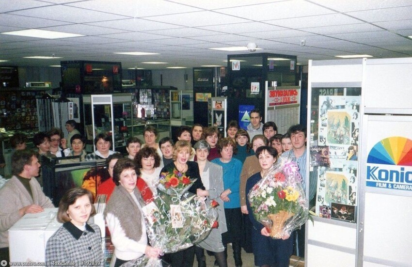 Магазин "Мелодия", Новый Арбат. Коллектив поздравляет с юбилеем директора магазина.