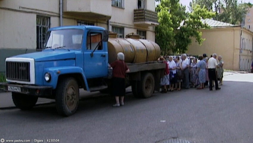 Обычная картина для Москвы 1996 года. Люди стоят в очереди за молоком.