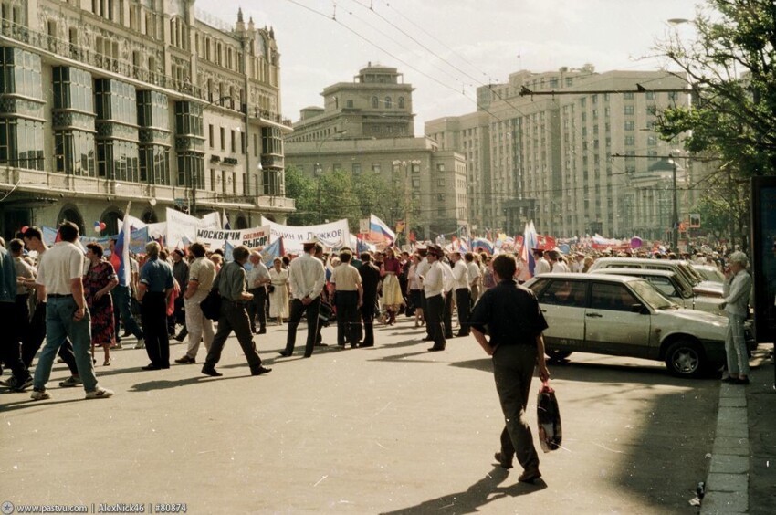 Театральный проезд. Люди расходятся с митинга.