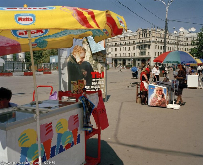  Площадь Революции. Плакат призывает голосовать за Владимира Жириновского. Кто-то даже слушается.