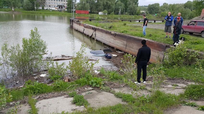 Сочувствующие с трудом сдерживают смех видя горе водителей