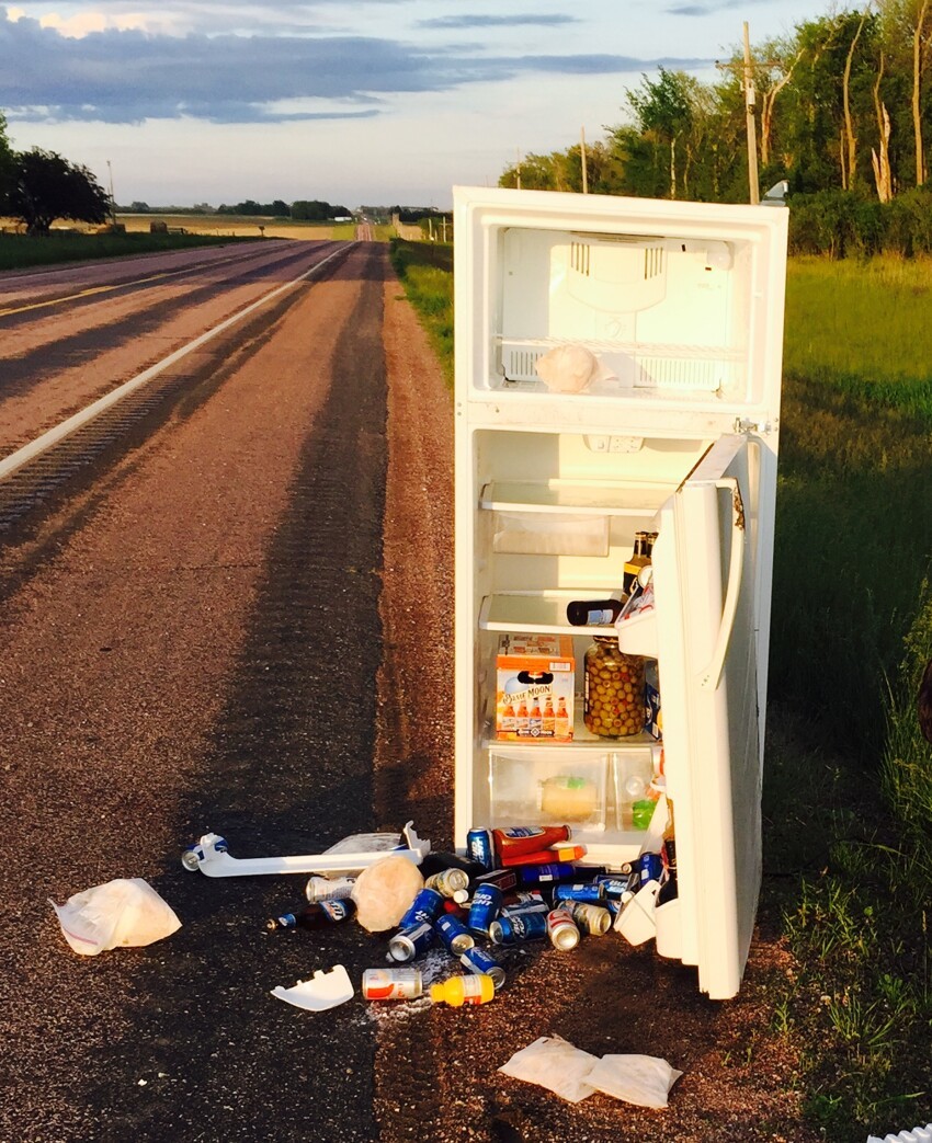 Холодильник на дороге