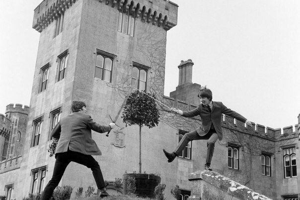 Джордж Харрисон и Джон Леннон во время шуточного сражения на мечах. Замок Dromoland в Ирландии, 27 марта 1964 года