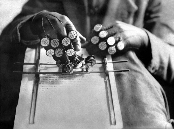 Австрийский изобретатель Алоис Гампер демонстрирует своё изобретение - машинописные перчатки для ведения бухгалтерского учёта, 16 февраля 1935 года