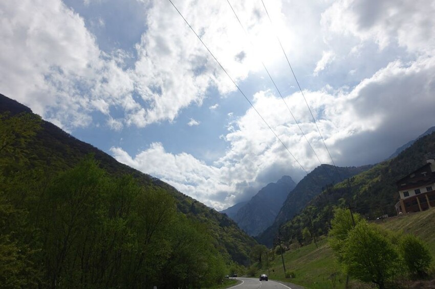 1. Северная Осетия очень красива когда светит солнце.