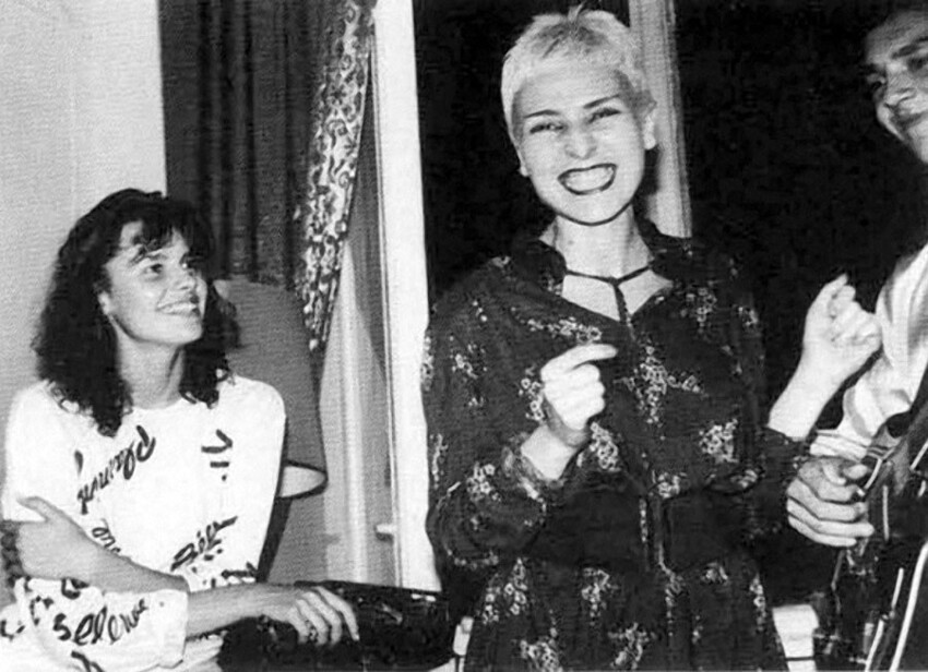 Жанна Агузарова на какой-то светской тусовке конца 80-х. Слева от нее, если кто не узнал, сидит Маша Калинина, первая советская королева красоты. Фото А. Шишкина