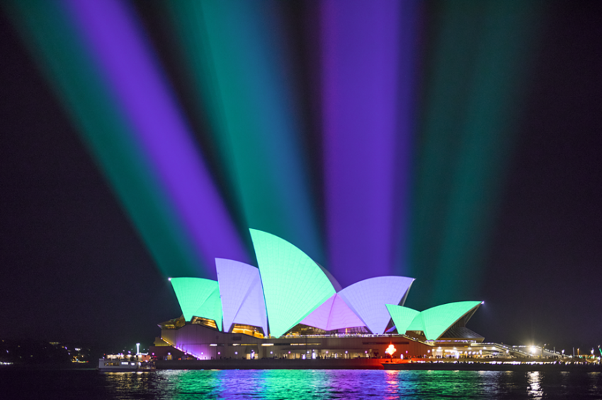 Сиднейский оперный театр в свете