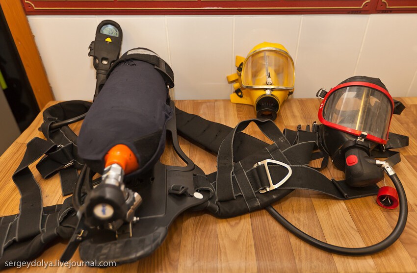 Спасатели пользуются двумя типами дыхательных аппаратов - "воздушники" и "кислородники". Первые Drager PSS-90 - аппараты открытого цикла. Воздух для дыхания берется из баллона. Такой аппарат легкий, но рассчитан на непродолжительное время работы (око