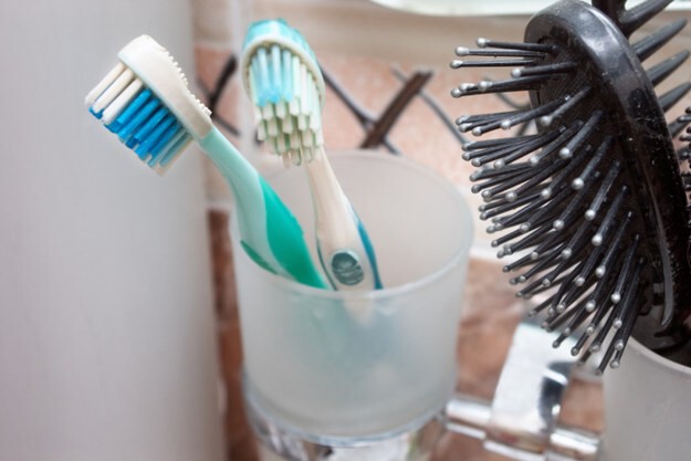 4. Спрячьте ваши отвратительные зубные щётки