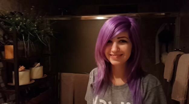   Сабрина Абу Обейд и её новый фиолетовый цвет волос