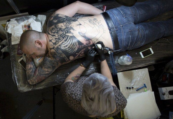 Люди-чернильницы на лондонском тату-шоу