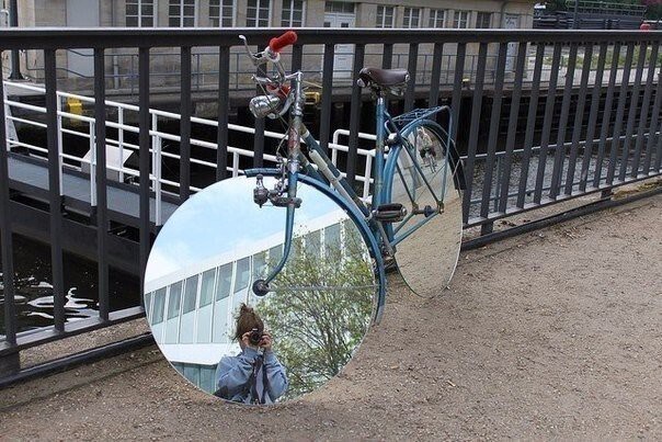 Велосипед с зеркальными колёсами.