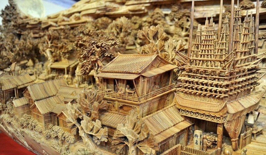 1. Скульптуры из дерева — это давняя китайская традиция, которую в этой стране соблюдают тысячи людей. Но мастер по имени Чжэн Чунхуи (Zheng Chunhui) среди них, определенно, выделяется. Последняя его работа просто поразила и весь мир. 