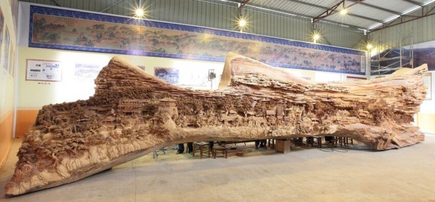 2. Чжэн Чунхуи 4 года работал над своим шедевром. Он создал его по мотивам знаменитой древней китайской картины «Вдоль реки во время фестиваля Цинмин». 