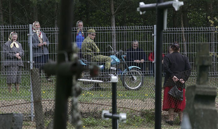 Женщина из литовской деревни беседует через границу со своими родственниками, живущими в Белоруссии