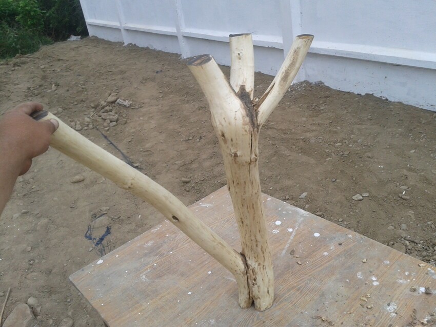 2. Дерево - карагач, очень плотная древесина. Пришлось резать болгаркой. Отсюда и чернота на срезе.