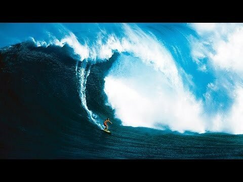 Гигантская волна накрывает серферов 