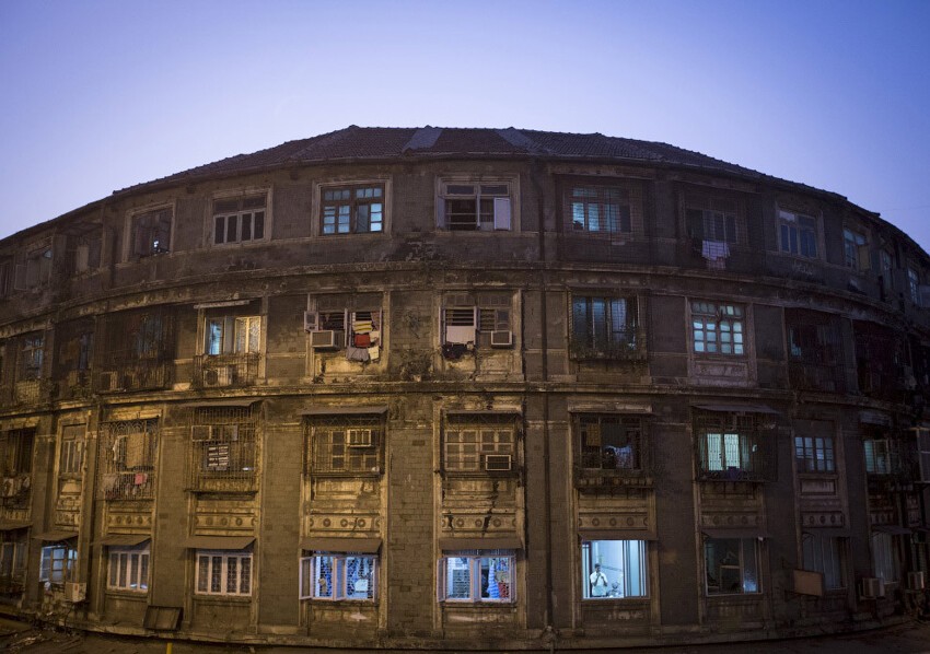 Дом недалеко от центра Мумбаи. Как уже говорилось, в таких домах квартиры стоят примерно от 2 150$ до 19 350$ за квадратный метр. 2015 год.