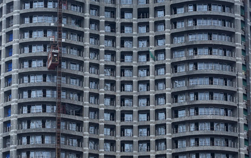 Еще один новый высотный жилой дом в центре Мумбаи. 3-комнатная квартира площадью 232 кв.м. стоит здесь около 2 798 700 долларов (12 063$ за кв.м.). 2015 год. 