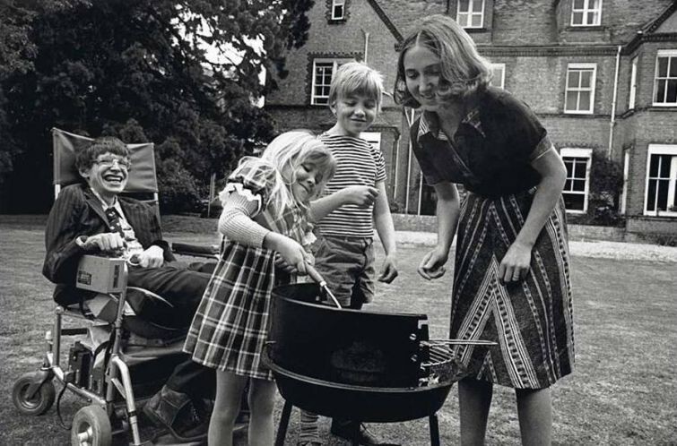 Стивен Хокинг с первой женой Джейн Уайлд и их детьми Робертом и Люси жарят барбекю, 1977 г.
