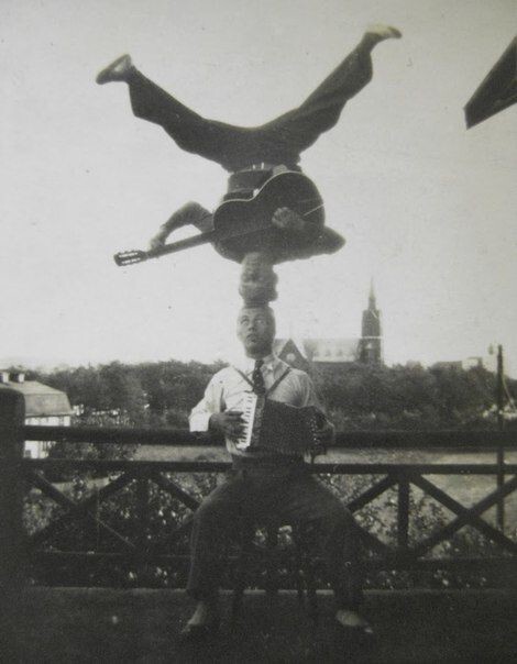 Акробаты музыканты, 1926 год