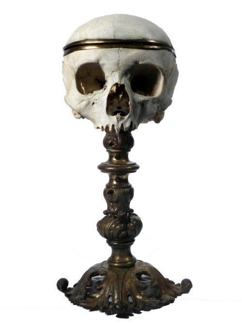Ритуальный человеческий череп на пьедестале рококо XVIII в. из резной меди с пентаграммой и Бафометом, Англия/Франция, 1871 г.