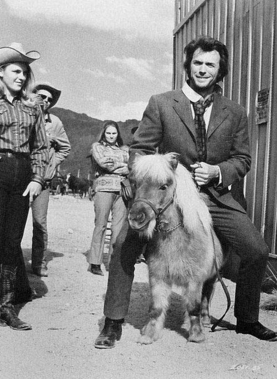 Клинт Иствуд верхом на пони, 1972 г.