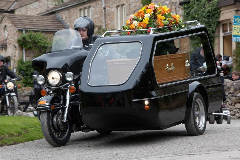  На мотоцикле с катафалком отправился в последний путь 70-летний англичанин Виктор Сэллоуз — фанат байков, экс-сотрудник нефтяной компании и отец четверых детей. 