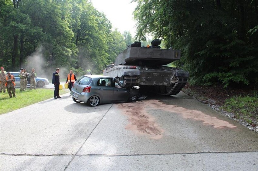 В Германии молодая девушка врезалась в британский танк