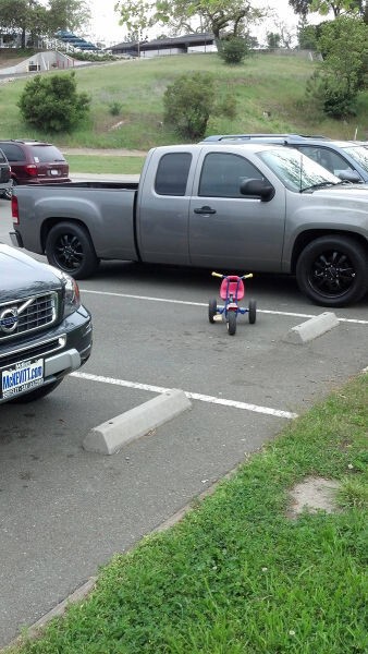 17. Иногда дети тоже плохо паркуются. Ну, или их придурковатые родители решили, что нашли хорошее место для игрушки.