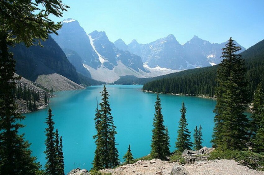 1. Озеро Морейн Канада красивейшее ледниковое озеро, расположенное в долине Десяти пиков у озера Луи, в Канадском Национальном парке Бан