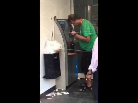Пьяный мужик возле банкомата  