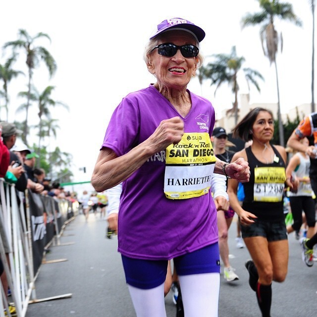 Жительница Северной Каролины, США, начала бегать, когда ей исполнилось 76 лет, после того, как её подруга сказала ей, что бегает, чтобы привлекать средства на благотворительные цели. В первый пробег она заняла первое место в своей возрастной группе.