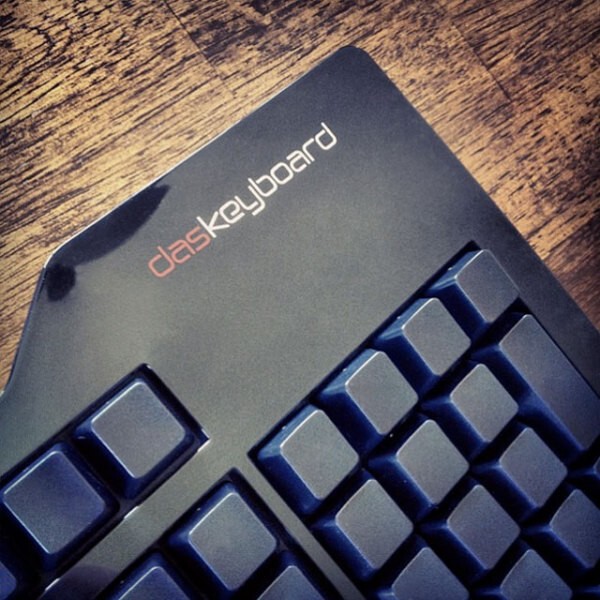 Оригинальная модель клавиатуры от Das Keyboard для тех, кто владеет слепым методом печати. Для тех, кто все еще поглядывает на кнопки, пригодятся наклейки с символами, которые идут в комплекте с клавиатурой.