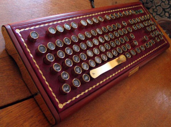 Клавиатура от Buccaneer в стиле «стимпанк» выглядит потрясающе дорого и стильно.