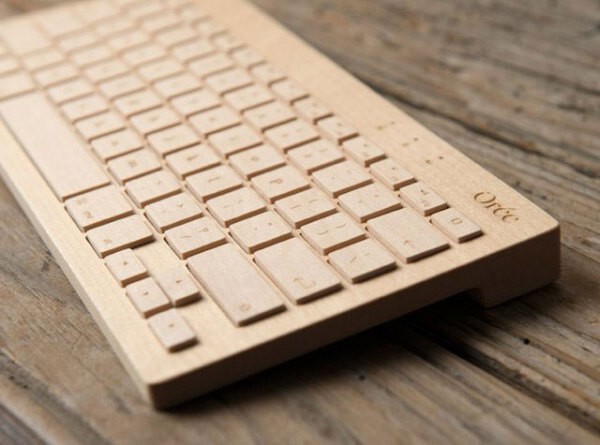 Понятие «беспроводная деревянная клавиатура» звучит почти так же, как «сенсорная дубинка». Тем не менее, это так. Материалом для создания модели послужила натуральная древесина.