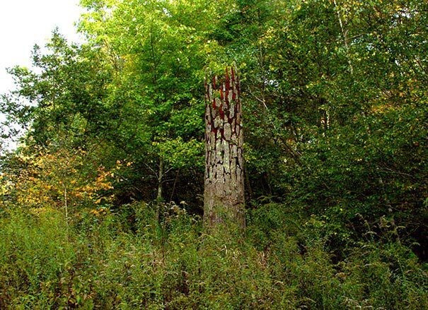 Памятник из дерева