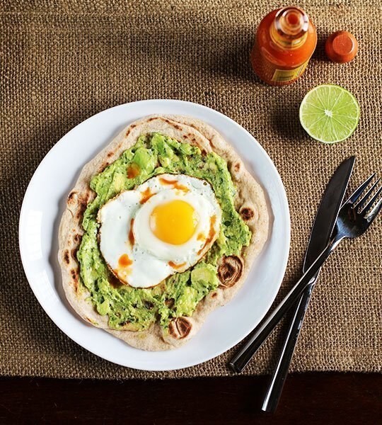2. Этот завтрак в стиле "пицца" с яйцом и авокадо