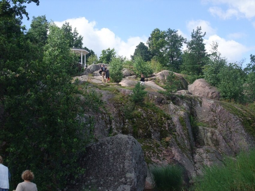В Выборге можно погулять  по  парку  Монрепо  иногда его  называют скальным
