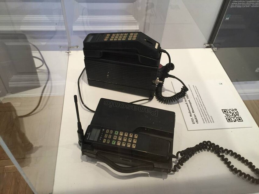 2. Одни из первых мобильных телефонов, появившихся в 1980-х.