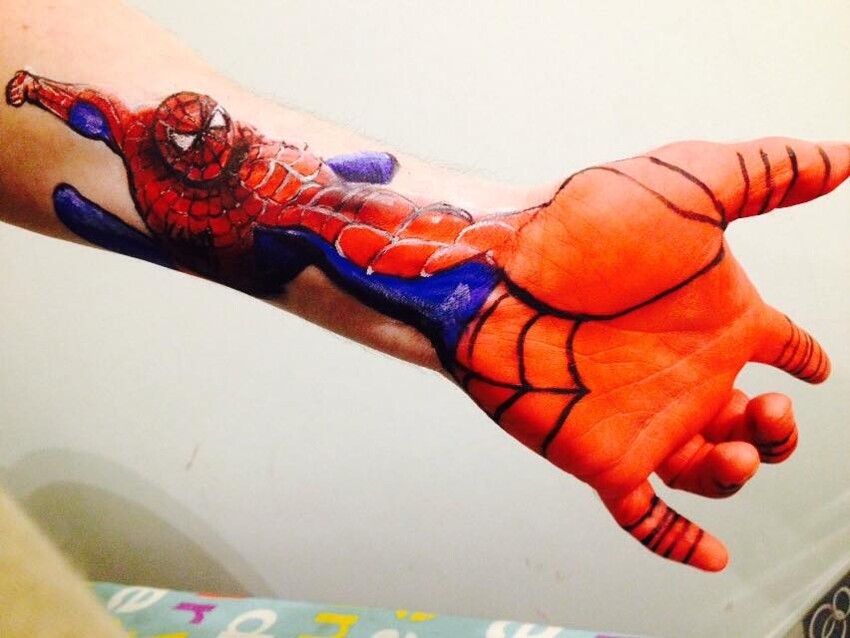 Человек-паук на руке