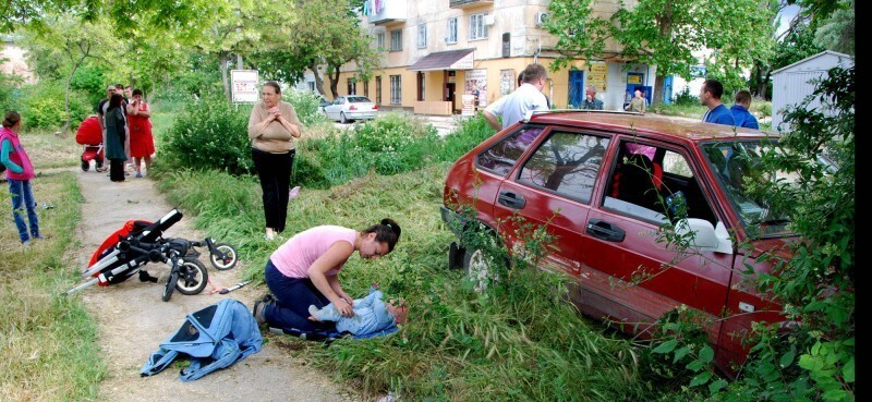 В Севастополе пьяный водитель сбил коляску с близнецами 