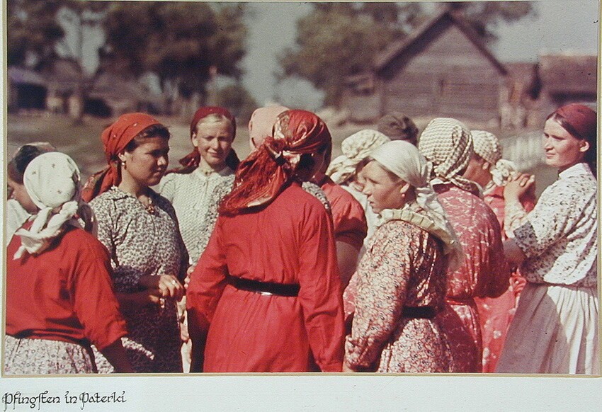 Советские крестьянки на день Святой Троицы в деревне Патерки (Paterki). Калужская область 