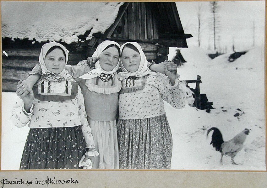 Советские крестьянки из деревни Акимовка. Зима 1943 года. Калужская область