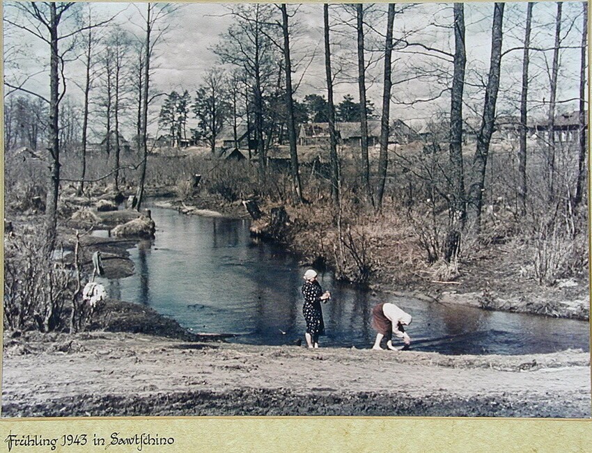 Советские крестьянки стирают белье в реке. Весна 1943 года. Калужская область