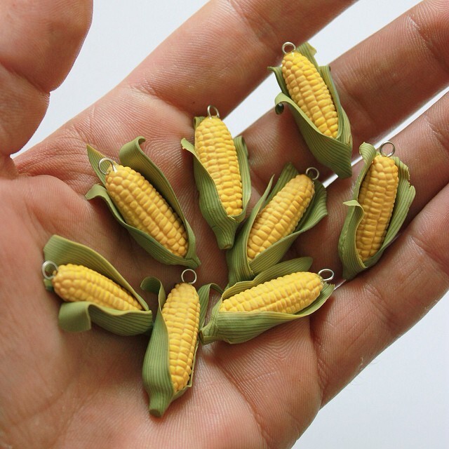 Например, из этих маленьких кукурузных початков мы можем составить ожерелье.