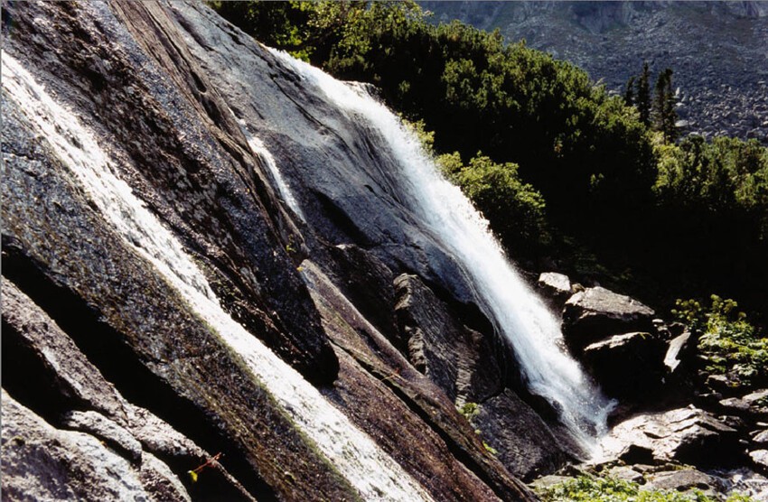 Водопад на речке Шумилиха на Северном Байкале