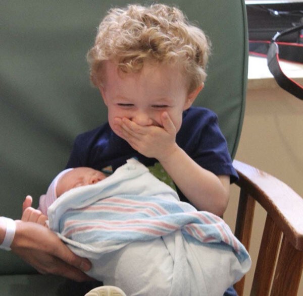 32 бесценные фотографии, на которых дети впервые видят своих новорожденных братьев и сестер